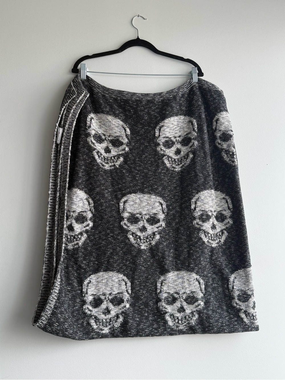 100% Cotton Skulls Reversible White Black Blanket 52x62"